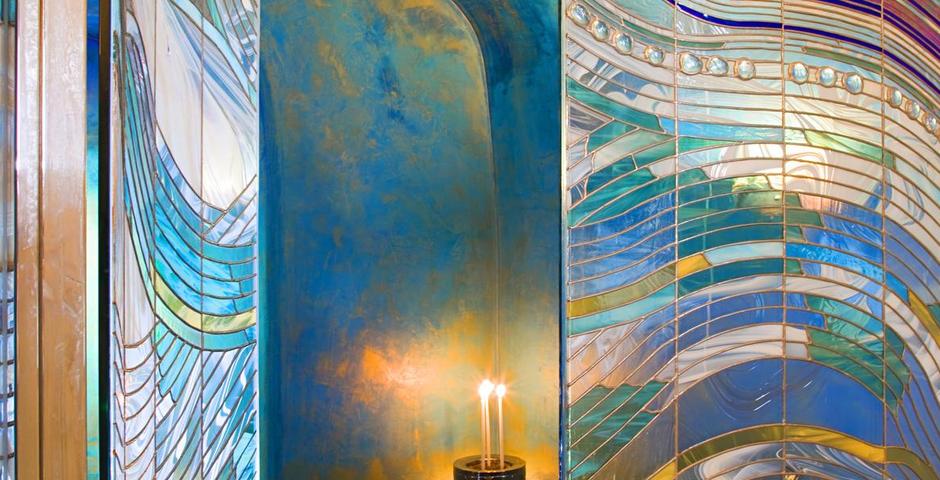 Show kjacuzzi inside the main bedroom